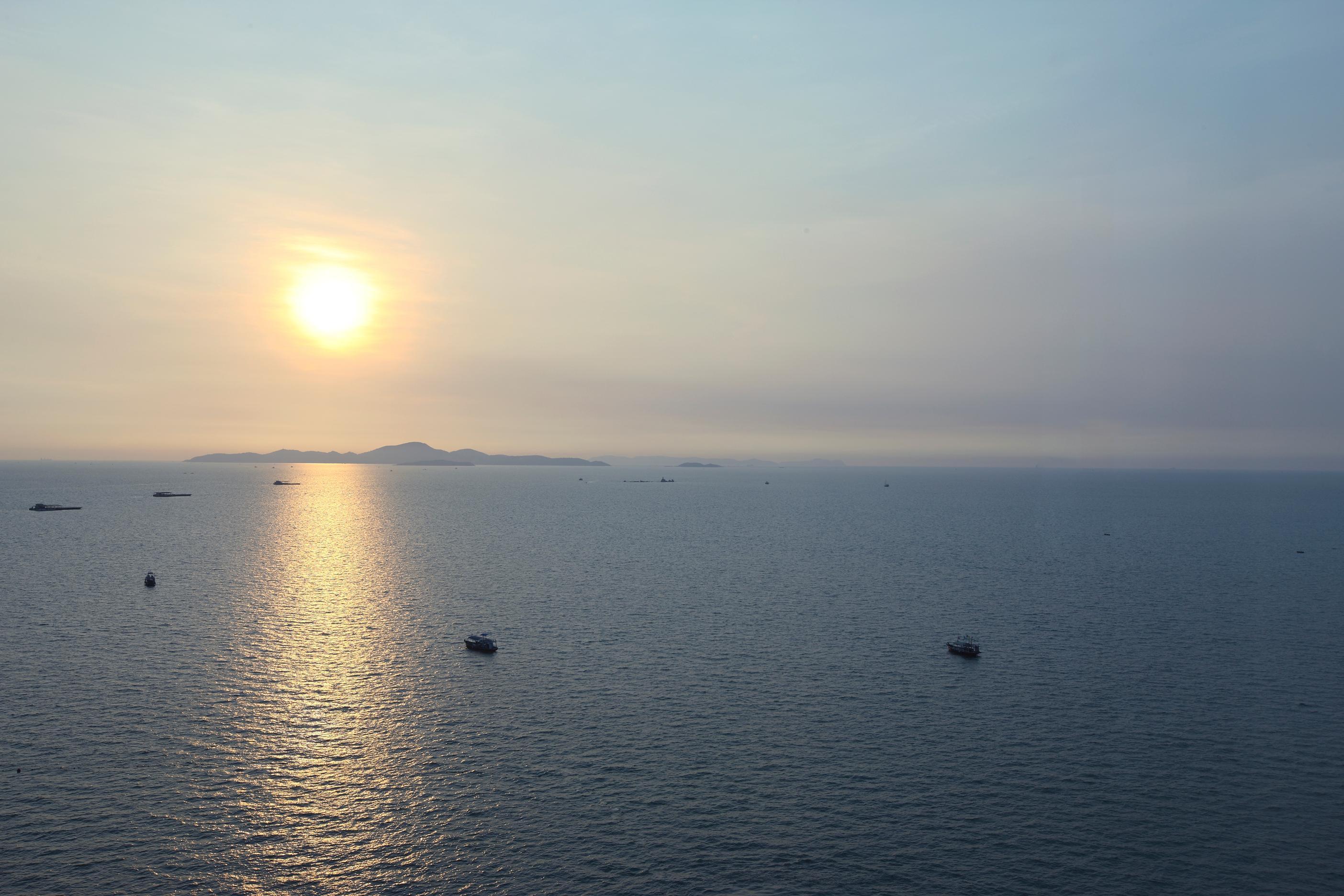 Hotel Amari Pattaya Esterno foto Sunset over the Gulf of Naples