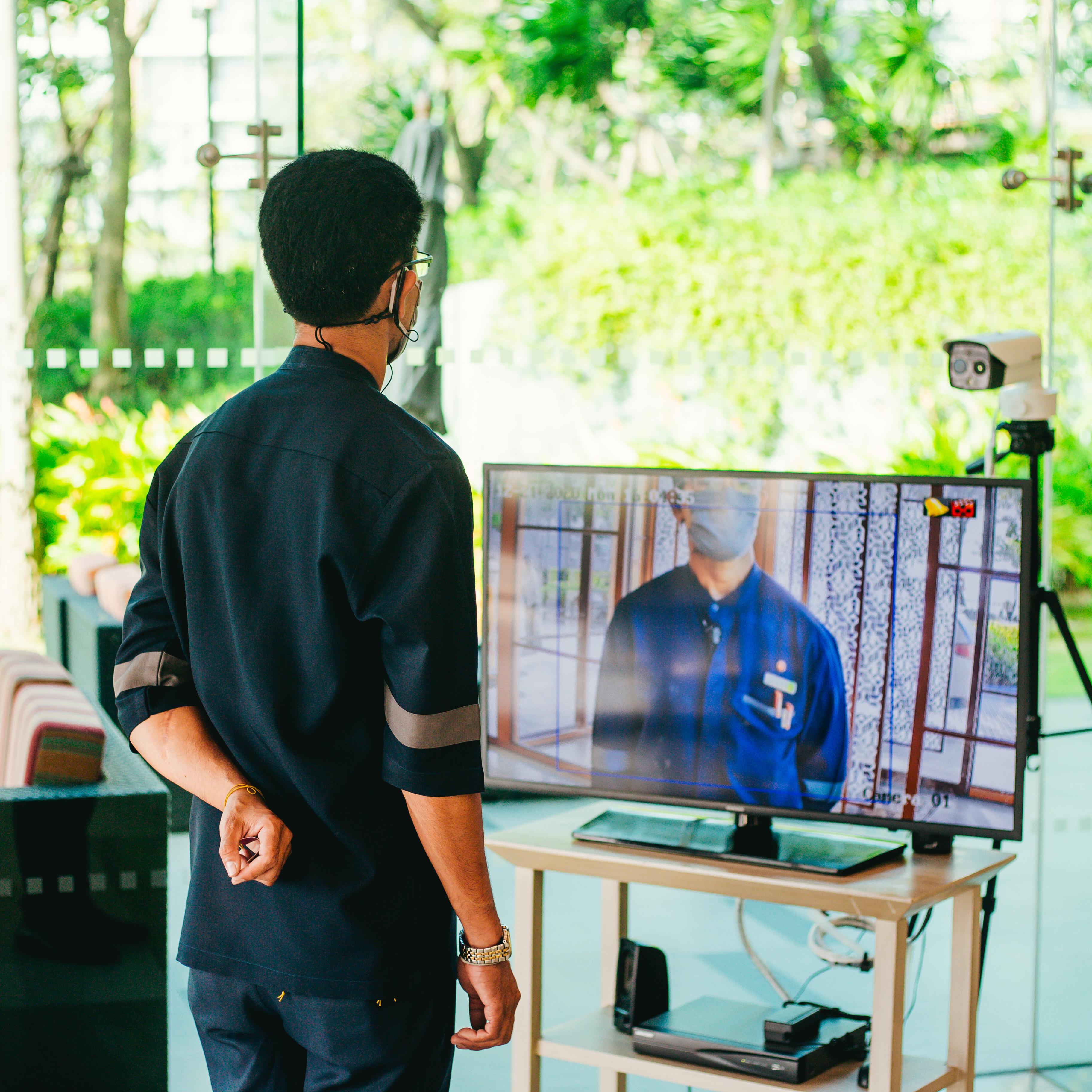 Hotel Amari Pattaya Interno foto A medical professional wearing a medical mask and using a telemedicine system