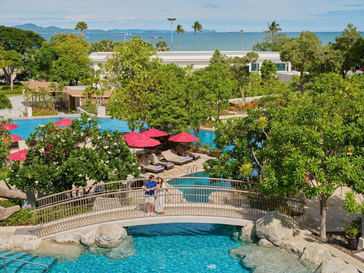 Hotel Amari Pattaya Esterno foto The swimming pool at the Royal Cliff Beach Hotel