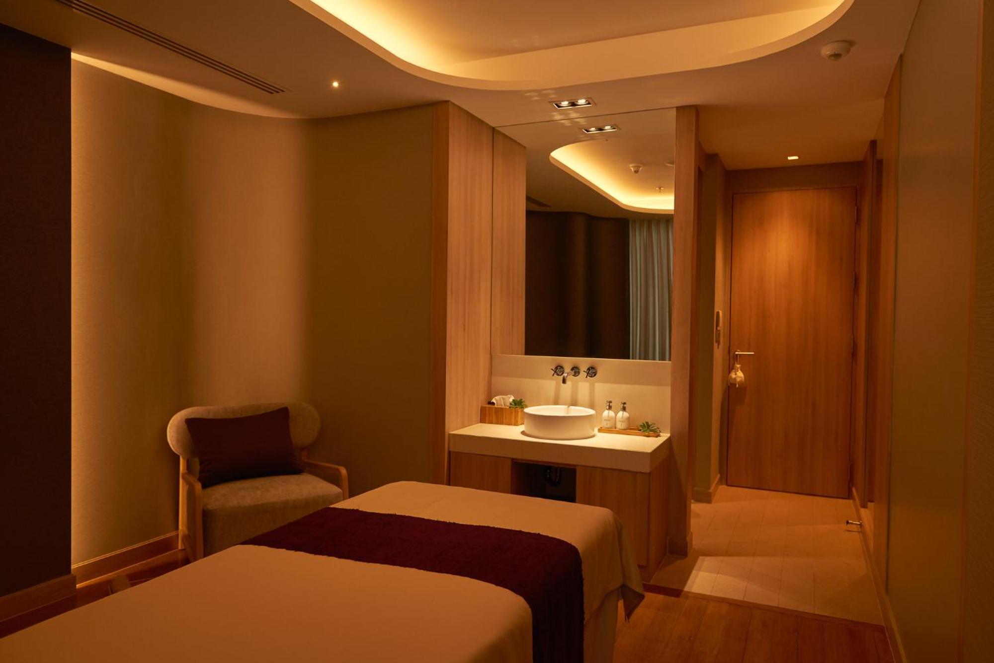 Hotel Amari Pattaya Esterno foto A treatment room at the spa