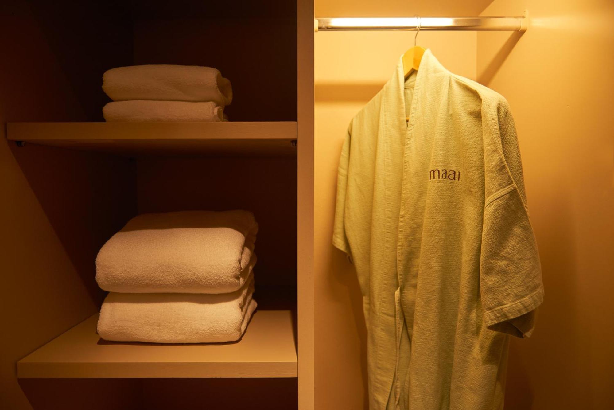 Hotel Amari Pattaya Esterno foto A bathrobe and towels in a closet