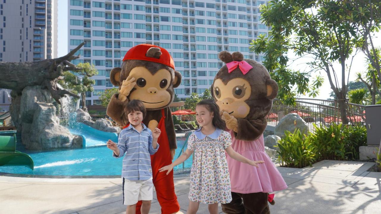 Hotel Amari Pattaya Esterno foto The two mascots of the park